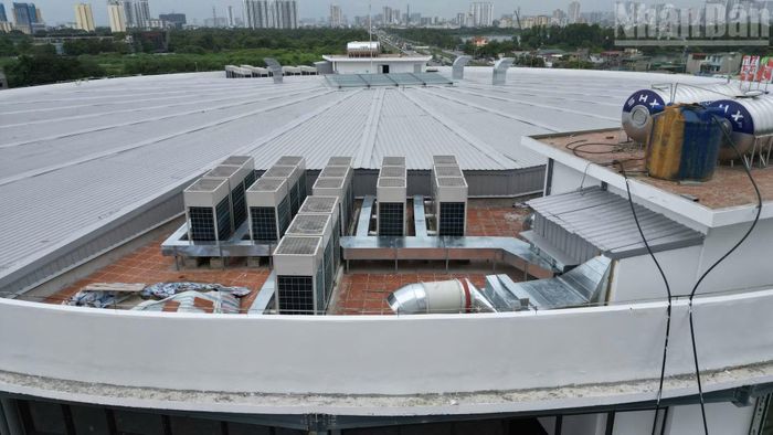 Phần mái của tòa nhà này đã được lắp đặt xong.