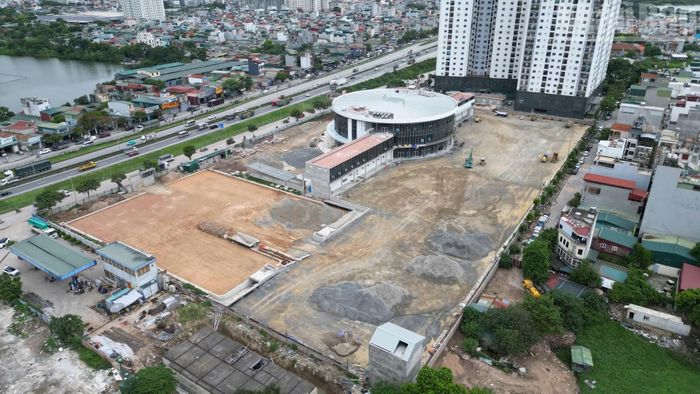 Chung quanh dự án đang được san lấp, thảm nhựa, bê-tông và trồng cây xanh.