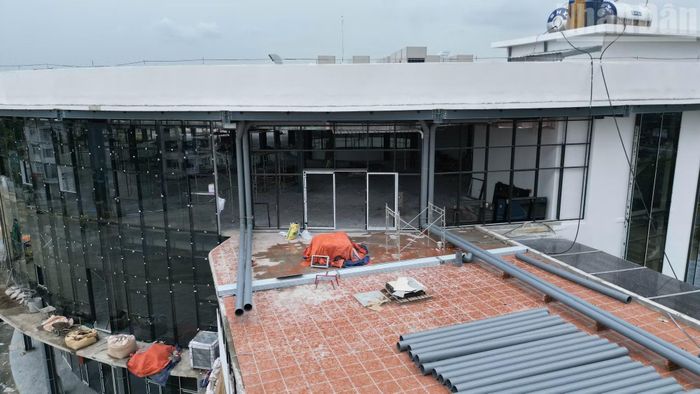Theo ghi nhận của phóng viên vào sáng 6/7, hiện dự án sắp được hoàn thành, bên ngoài công trình được lắp đặt rất nhiều kính cường lực.