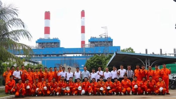 Ban Lãnh đạo Nhà máy chụp ảnh lưu niệm cùng lực lượng an toàn vệ sinh viên.
