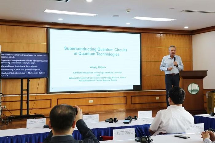 Giáo sư Alexey Ustinov, Giám đốc phòng thí nghiệm công nghệ lượng tử siêu dẫn, Đại học khoa học và công nghệ Quốc gia Liên bang Nga (MISiS), Viện trưởng danh dự Viện Công nghệ Lượng tử thuộc Công viên công nghệ cao và đổi mới sáng tạo, Đại học Quốc gia Hà Nội trong một buổi trao đổi học thuật. (Ảnh: Diệp Ngọc)