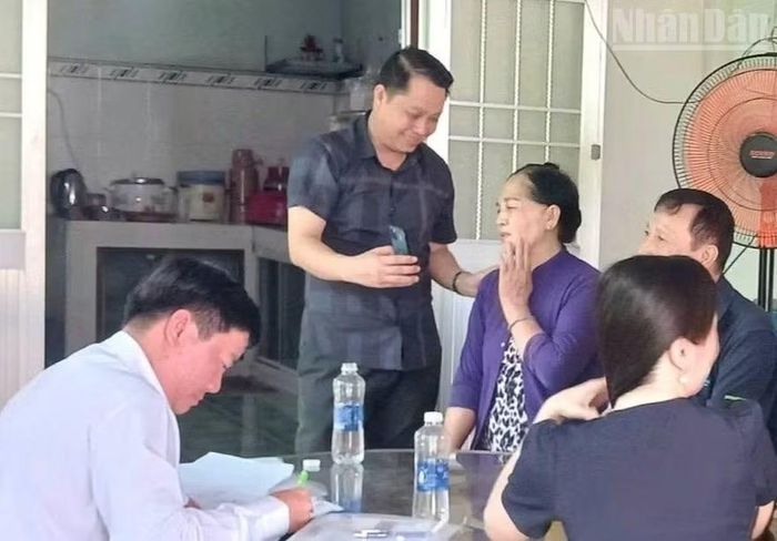 Nhờ cấp ủy, chính quyền xã chịu khó, kiên trì đến tận nhà các hộ dân vận động, phân tích, thuyết phục, các hộ đã chấp thuận bàn giao mặt bằng làm công trình giao thông.