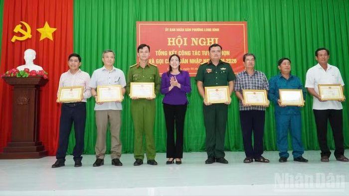 Ủy ban nhân dân phường Long Bình tặng Giấy khen cho 7 tập thể và 13 cá nhân có thành tích xuất sắc trong công tác tuyển chọn và gọi công dân nhập ngũ năm 2026.