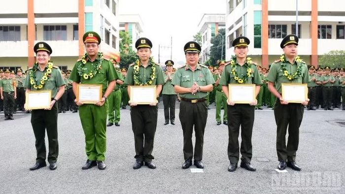 Thiếu tướng Lâm Phước Nguyên, Giám đốc Công an tỉnh Đồng Tháp tặng Giấy khen cho 2 tập thể và 3 cá nhân có thành tích xuất sắc, là gương điển hình tiên tiến trong phong trào thi đua "Ba Nhất".