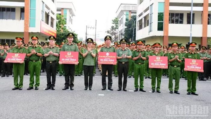 Đại diện Ban Giám đốc Công an tỉnh Đồng Tháp trao thưởng các tập thể lập thành tích xuất sắc trong công tác đấu tranh và phòng, chống tội phạm.