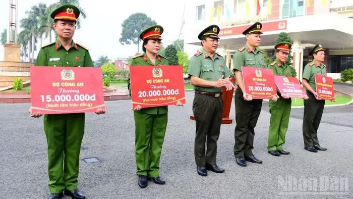 Thiếu tướng Lâm Phước Nguyên, Giám đốc Công an tỉnh Đồng Tháp trao thưởng các tập thể, cá nhân đã lập thành tích xuất sắc trong công tác đấu tranh và phòng, chống tội phạm.