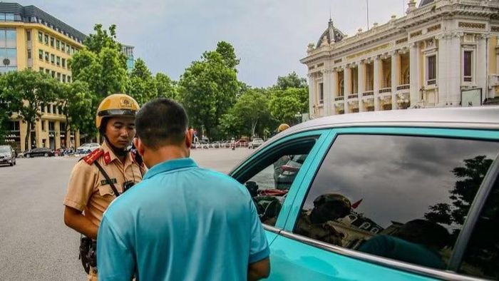 Xử lý nghiêm taxi công nghệ dừng, đỗ không đúng quy định.