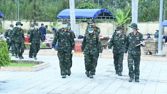 Lực lượng vũ trang lấy mẫu hài cốt liệt sĩ chưa có thông tin tại Nghĩa trang Liệt sĩ Ô Môn.