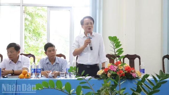 Đại diện Sở Tài chính trả lời câu hỏi của các phóng viên.