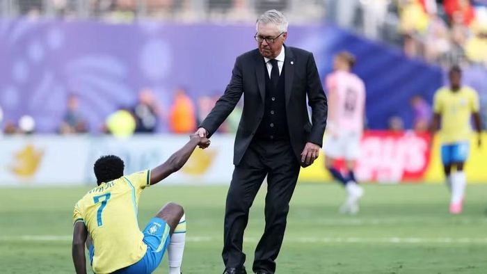 Huấn luyện viên Carlo Ancelotti động viên Vinicius Junior sau thất bại trước Na Uy, khiến Brazil lần đầu bị loại từ vòng 1/8 World Cup kể từ năm 1990. (Ảnh: FIFA)