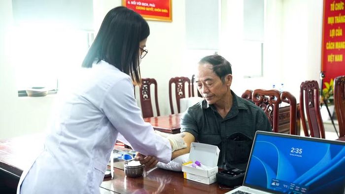 Em trai liệt sĩ Đậu Duy Đào làm xét nghiệm ADN.