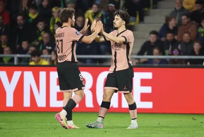 Joao Neves và Vitinha thi đấu ăn ý trong màu áo PSG. (Ảnh: FIFA)