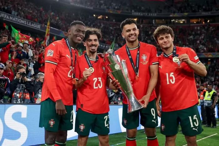 Nuno Mendes, Vitinha, Gonçalo Ramos và Joao Neves (bốn cầu thủ thuộc biên chế Paris Saint-Germain) cùng đội tuyển Bồ Đào Nha vô địch UEFA Nations League 2025. (Ảnh: FIFA)