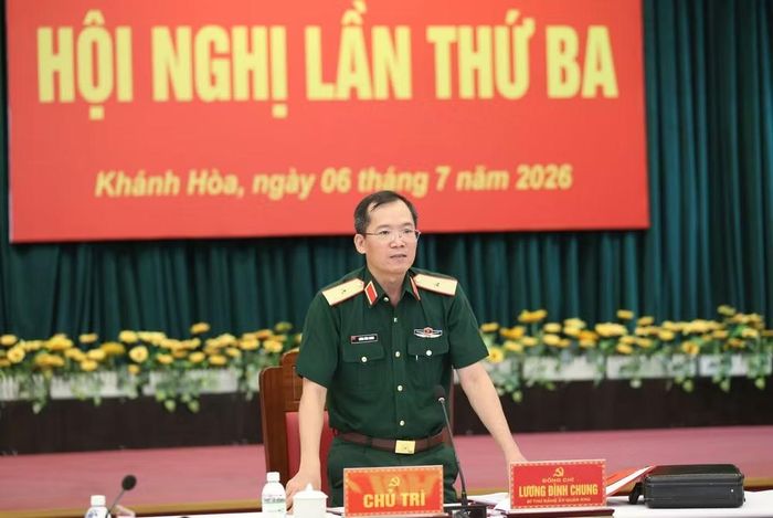 Thiếu tướng Lương Đình Chung, Bí thư Đảng ủy, Chính ủy Quân khu 5 phát biểu kết luận hội nghị.