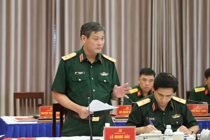 Trung tướng Lê Ngọc Hải, Ủy viên Trung ương Đảng, Ủy viên Quân ủy Trung ương, Phó Bí thư Đảng ủy, Tư lệnh Quân khu 5 phát biểu tại hội nghị.