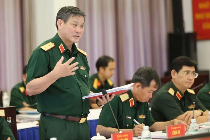 Trung tướng Lê Ngọc Hải, Ủy viên Trung ương Đảng, Ủy viên Quân ủy Trung ương, Phó Bí thư Đảng ủy, Tư lệnh Quân khu 5 trao đổi tại hội nghị.