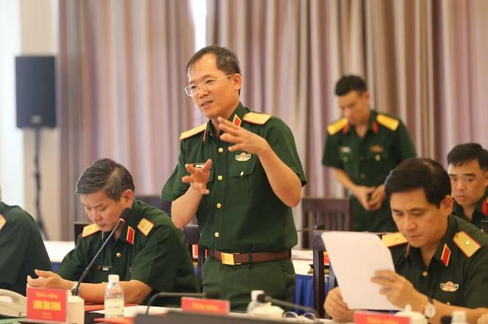 Thiếu tướng Lương Đình Chung, Bí thư Đảng ủy, Chính ủy Quân khu 5 phát biểu tại hội nghị.