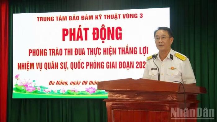 Đồng chí Đại tá Nguyễn Văn Long, Chính ủy Trung tâm Bảo đảm Kỹ thuật phát biểu tại buổi phát động của đơn vị.