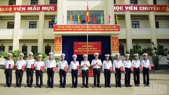 Trung tâm Huấn luyện chuyên môn kỹ thuật-nghiệp vụ (Vùng 3 Hải quân) trao danh hiệu Giáo viên mẫu mực, Học viên chuyên cần.