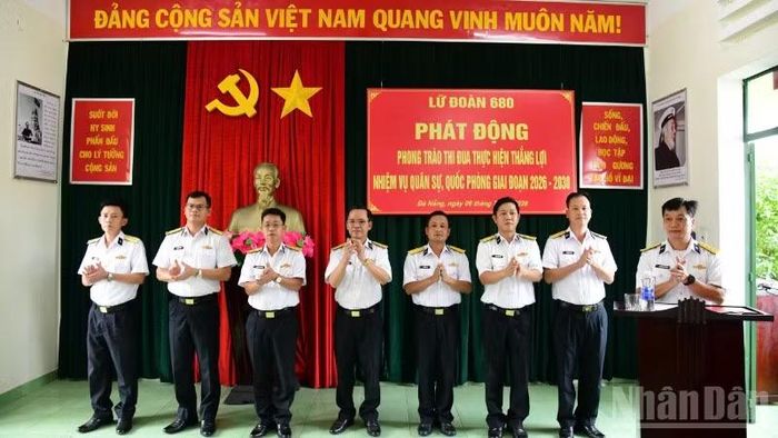 Đại diện các cơ quan, đơn vị Lữ đoàn 680 thể hiện quyết tâm thực thắng lợi phong trào thi đua.