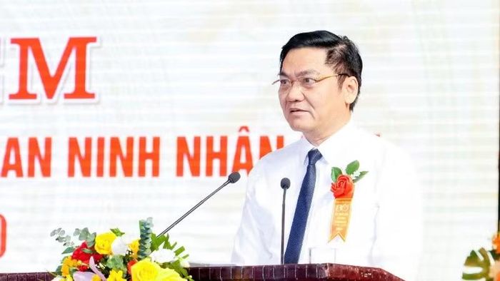 Đồng chí Hoàng Nghĩa Hiếu, Phó Bí thư Thường trực Tỉnh ủy, Chủ tịch Hội đồng nhân dân tỉnh Nghệ An phát biểu tại lễ kỷ niệm.