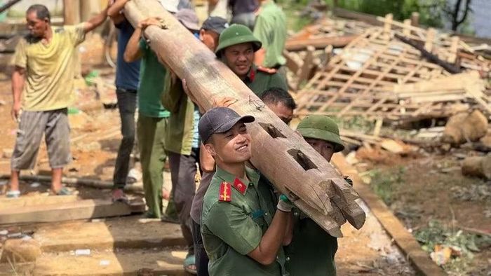 Cán bộ, chiến sĩ Công an tỉnh Nghệ An hỗ trợ người dân các xã miền tây khắc phục hậu quả đợt mưa lũ.