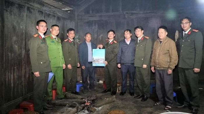 Đoàn công tác Công an tỉnh Nghệ An thăm, tặng quà, chúc Tết người có uy tín tiêu biểu trong đồng bào H'Mông tại các xã miền núi, biên giới.