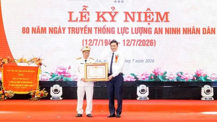 Thừa ủy quyền, đồng chí Hoàng Nghĩa Hiếu, Phó Bí thư Thường trực Tỉnh ủy, Chủ tịch Hội đồng nhân dân tỉnh Nghệ An trao Bằng khen của Thủ tướng Chính phủ tặng 1 cá nhân thuộc Công an tỉnh Nghệ An.