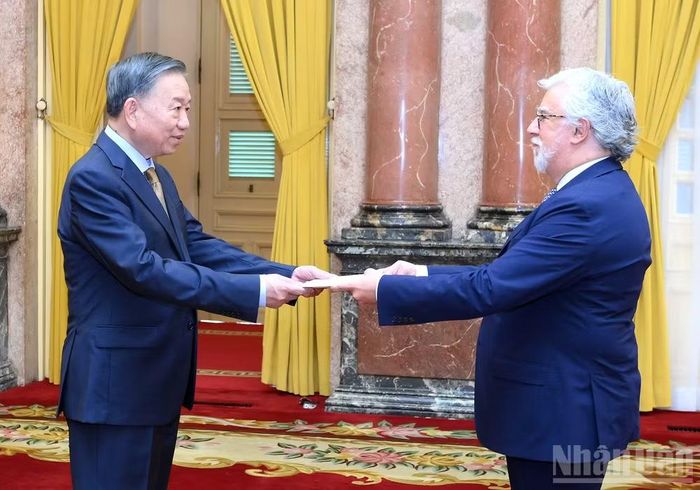 Tổng Bí thư, Chủ tịch nước Tô Lâm và Đại sứ Bồ Đào Nha Joaquim Alberto De Sousa Moreira De Lemos. (Ảnh: ĐĂNG KHOA)