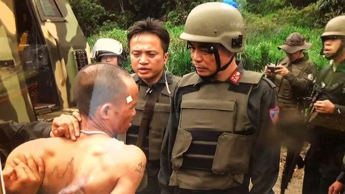 Đại tá Trần Anh Tuấn, Trưởng ban Chuyên án cùng các đồng chí Thường trực Ban Chuyên án khai thác đối tượng bị bắt ngay tại hiện trường. (Ảnh: Công an tỉnh Sơn La cung cấp)