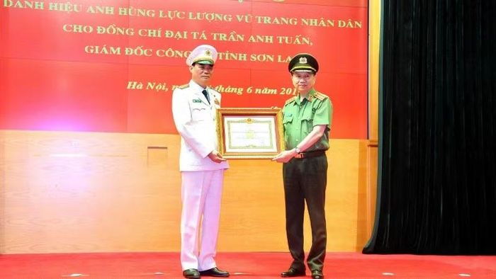 Vào tháng 6/2019, đồng chí Tổng Bí thư, Chủ tịch nước Tô Lâm (khi đó là Ủy viên Bộ Chính trị, Bộ trưởng Công an) trao tặng danh hiệu Anh hùng Lực lượng vũ trang nhân dân cho Đại tá Trần Anh Tuấn, Giám đốc Công an tỉnh Sơn La. (Ảnh: Công an tỉnh Sơn La cung cấp)