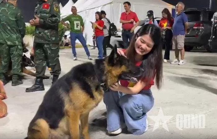  Bà con người Việt tại Venezuela động viên những "chiến binh 4 chân". 