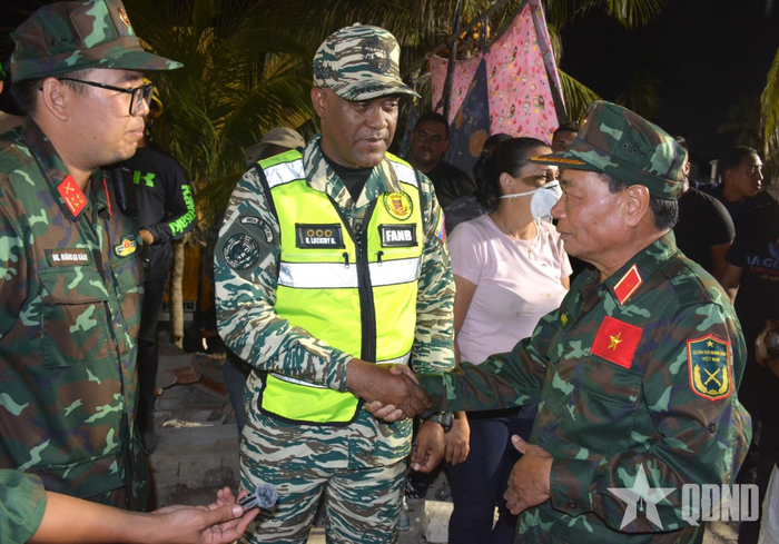  Tư lệnh lực lượng dân quân Venezuela Nayade Lockiby Belmonte có mặt tại hiện trường theo dõi cuộc tìm kiếm vào đêm 3-7 (giờ địa phương). 