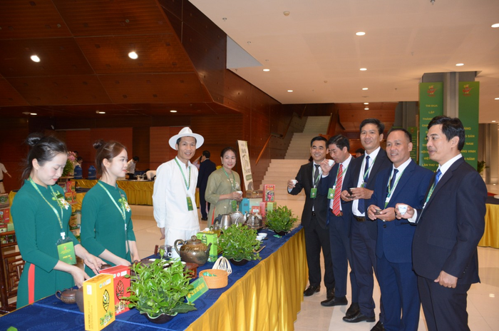  Nông dân tỉnh Thái Nguyên giới thiệu sản phẩm nông nghiệp đạt tiêu chuẩn OCOP của địa phương tại Đại hội đại biểu toàn quốc Hội Nông dân Việt Nam lần thứ IX, nhiệm kỳ 2026-2031.