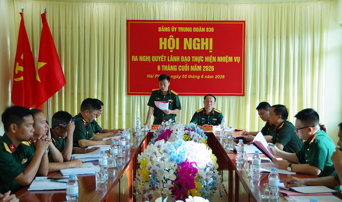  Thượng tá Đỗ Văn Thế (người đứng), Bí thư Đảng ủy, Chính ủy Trung đoàn 836 chủ trì Hội nghị ra nghị quyết lãnh đạo thực hiện nhiệm vụ 6 tháng cuối năm 2026. 