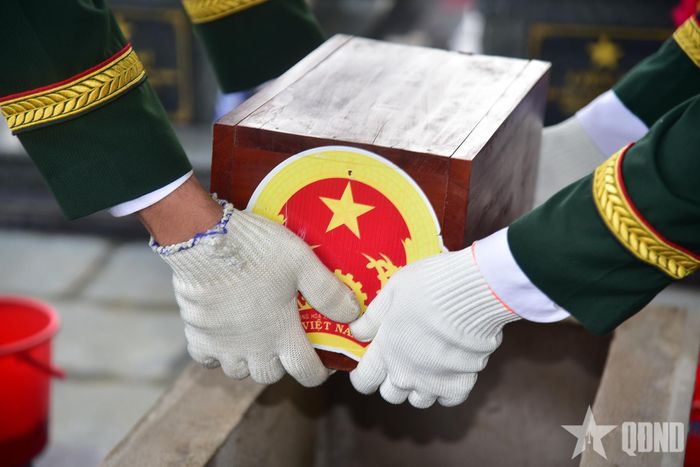 Hài cốt các liệt sĩ được an táng trong lòng đất mẹ sau nhiều năm tìm kiếm, quy tập. 