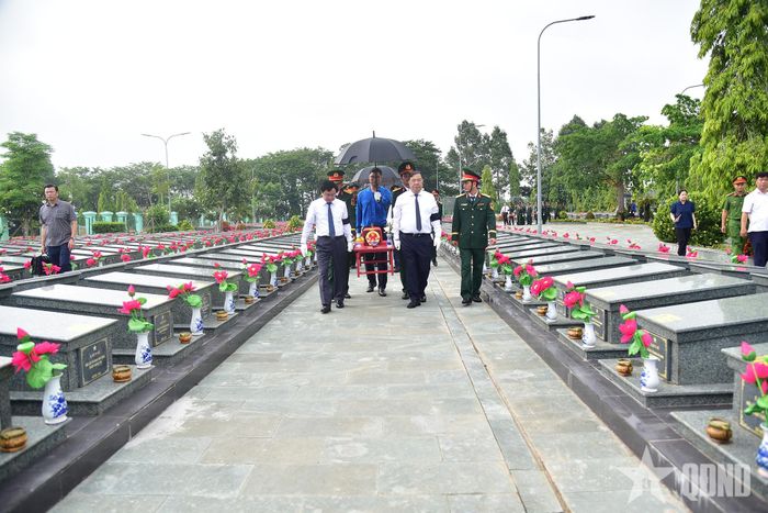 Phó thủ tướng Thường trực Chính phủ Phạm Gia Túc cùng các đại biểu đưa hài cốt liệt sĩ đến nơi an táng. 