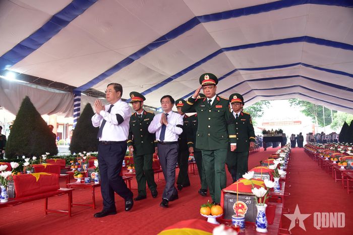 Đoàn đại biểu kính cẩn trước anh linh các anh hùng liệt sĩ, bày tỏ lòng biết ơn sâu sắc đối với sự hy sinh cao cả của các thế hệ đi trước. 
