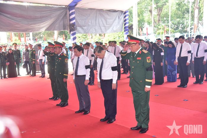  Các đại biểu trang nghiêm tưởng nhớ công lao to lớn của các anh hùng liệt sĩ. 