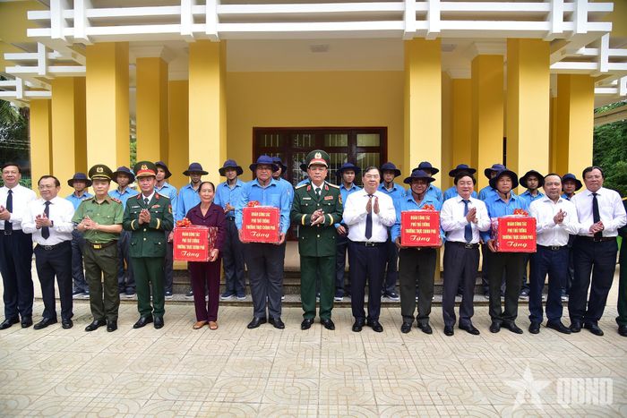 Đại biểu trao quà tặng các đội chuyên trách tìm kiếm và quy tập hài cốt liệt sĩ tỉnh Tây Ninh và ban quản trang.