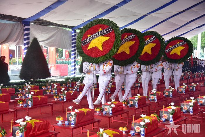 Những lẵng hoa tươi thắm được kính cẩn dâng lên các liệt sĩ, thể hiện sâu sắc đạo lý "Uống nước nhớ nguồn" của dân tộc. 