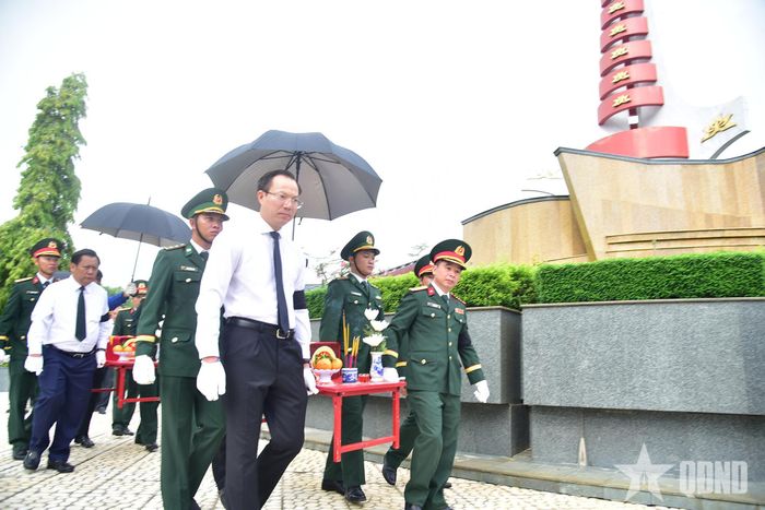 Hài cốt các liệt sĩ được trang trọng di chuyển đến các phần mộ tại Nghĩa trang Liệt sĩ Vĩnh Hưng - Tân Hưng. 