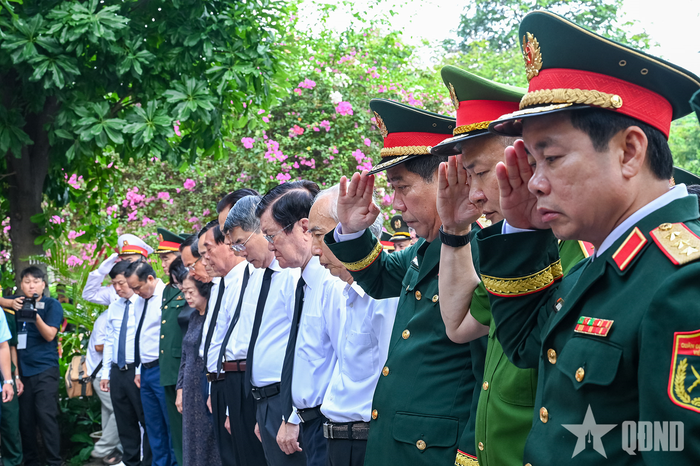 Các đại biểu dâng hương và dành một phút mặc niệm.