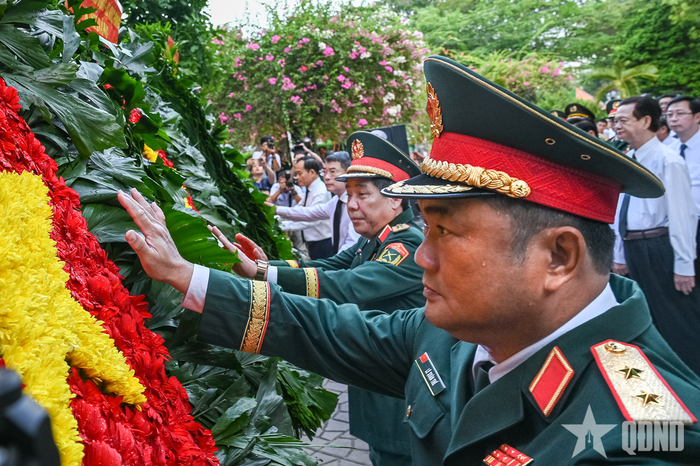 Các đồng chí lãnh đạo chỉnh hoa.