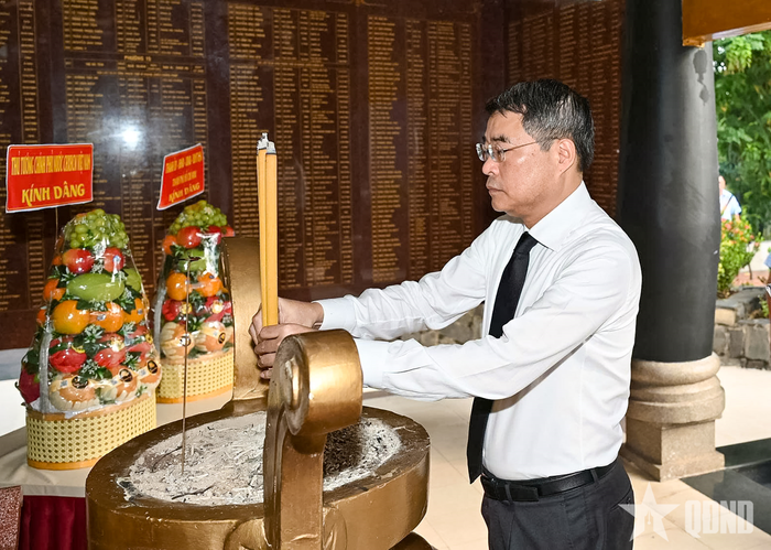 Thủ tướng Chính phủ Lê Minh Hưng dâng hương tưởng niệm các anh hùng liệt sĩ.