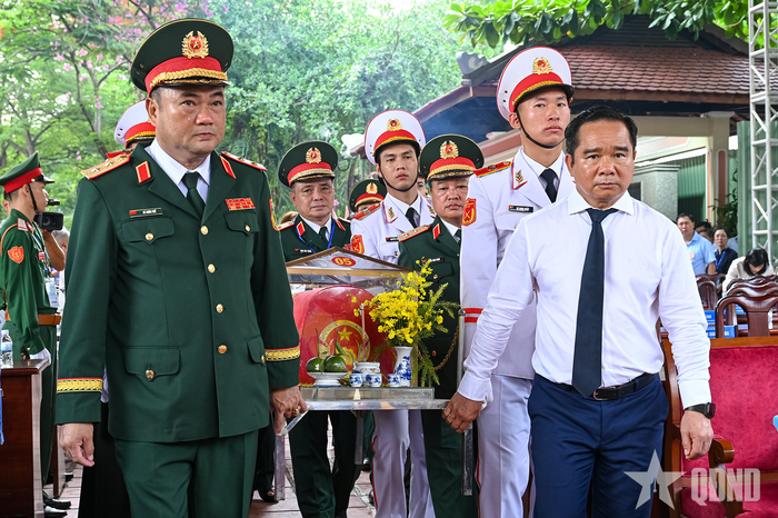 Các đại biểu lãnh đạo thực hiện nghi lễ quy tập hài cốt liệt sĩ.