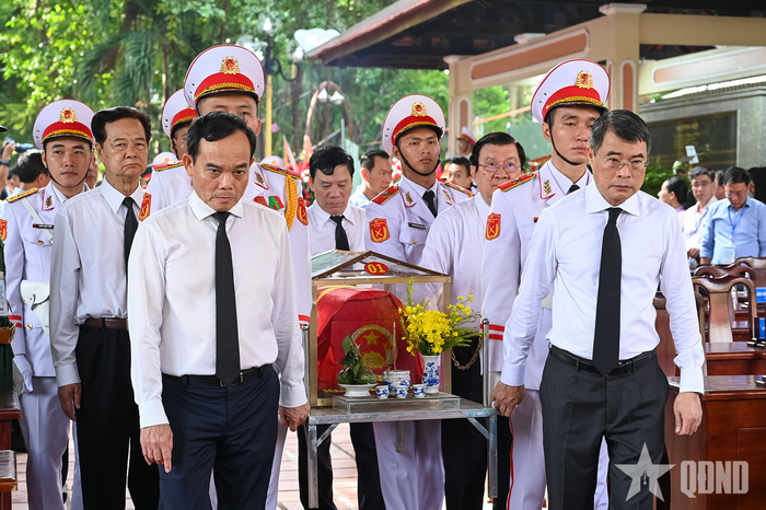 Thủ tướng Lê Minh Hưng cùng các đại biểu lãnh đạo thực hiện nghi lễ quy tập hài cốt liệt sĩ.