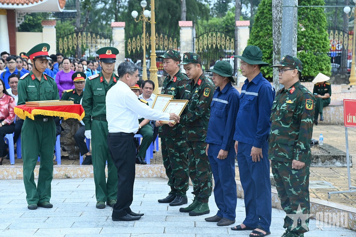  UBND TP Cần Thơ tặng Bằng khen các tập thể, cá nhân có thành tích tiêu biểu trong thực hiện nhiệm vụ khai quật, lấy mẫu hài cốt liệt sĩ chưa có thông tin. 
