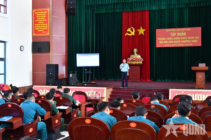  Giảng viên Trường Cao đẳng Bách nghệ Hải Phòng tập huấn nội dung lý thuyết cho cán bộ, chiến sĩ Hải đội Dân quân thường trực tỉnh An Giang. 