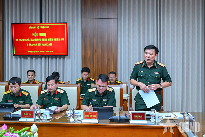  Trung tướng Vũ Hữu Hanh, Phó bí thư Đảng ủy, Tư lệnh Bộ tư lệnh 86 phát biểu tại hội nghị.